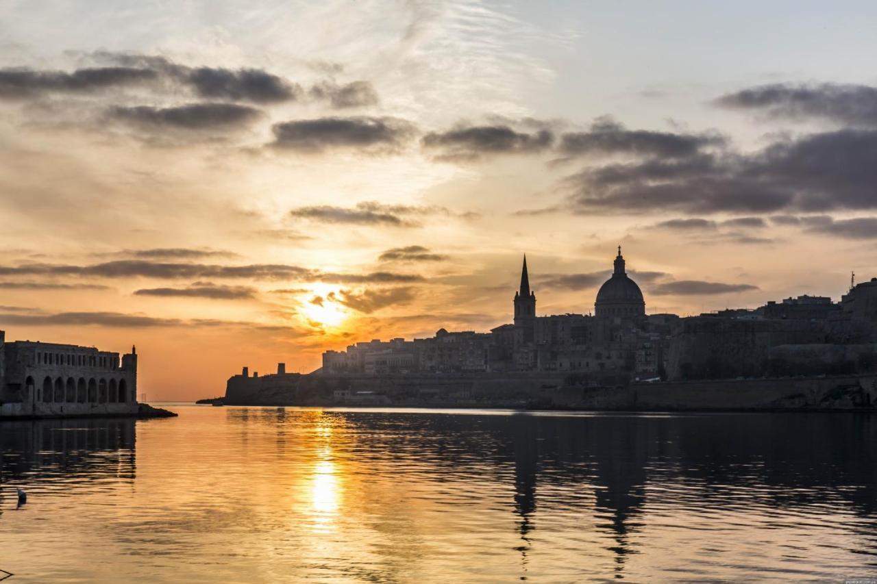 Luxe Apartment With Valletta And Harbour Views Sliema Luaran gambar