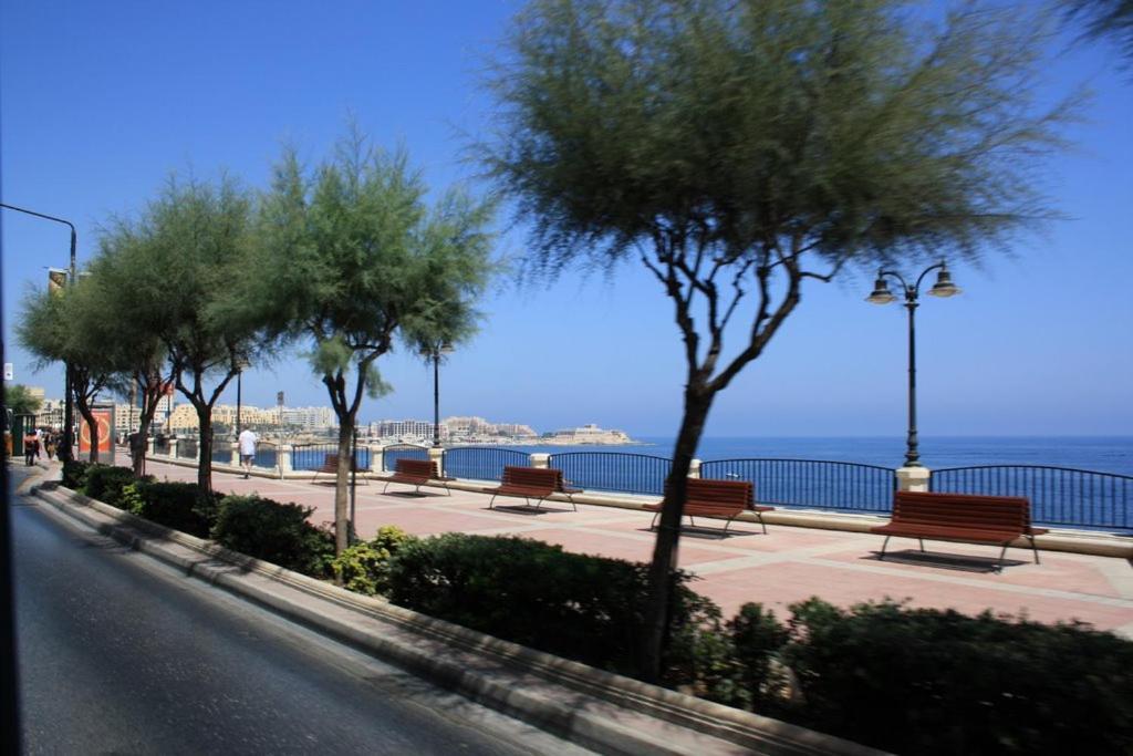 Luxe Apartment With Valletta And Harbour Views Sliema Luaran gambar