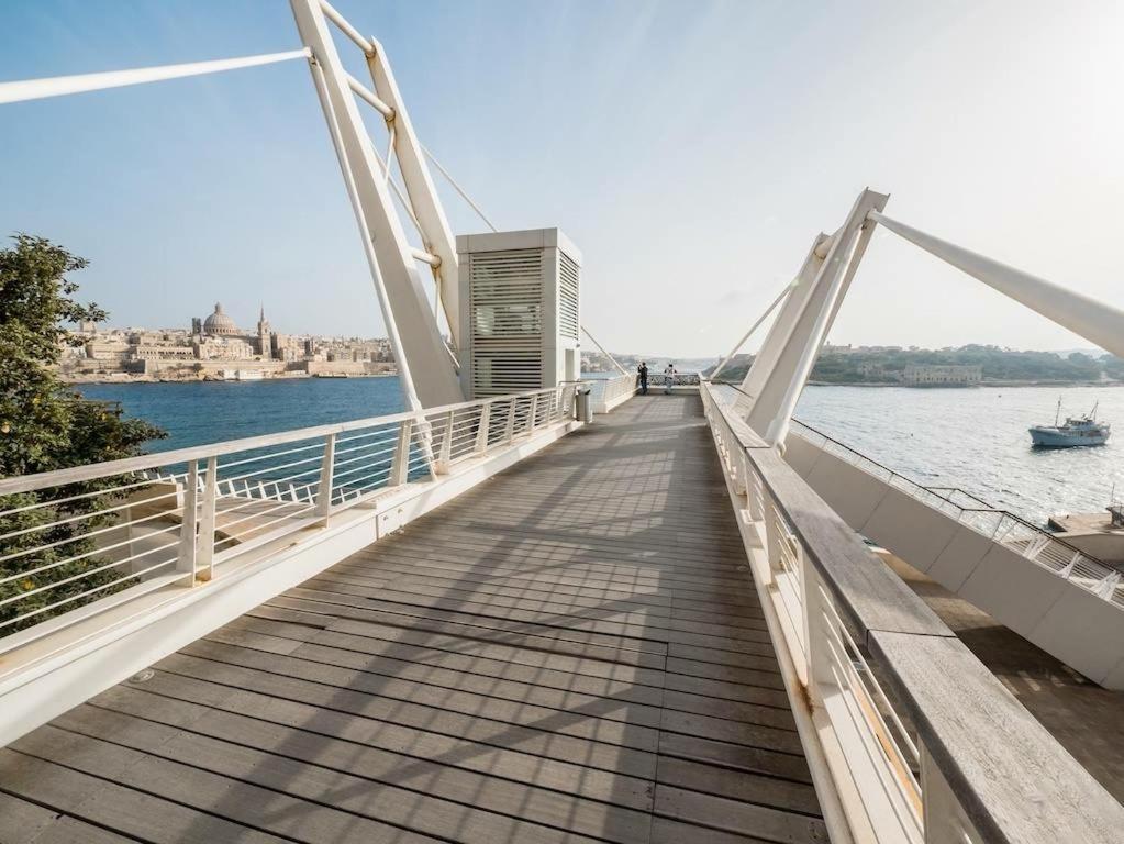 Luxe Apartment With Valletta And Harbour Views Sliema Luaran gambar